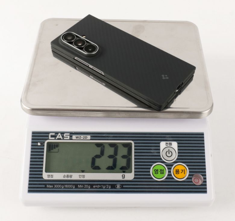 케이스까지 장착한 무게는 233g이다. 매우 가볍다.