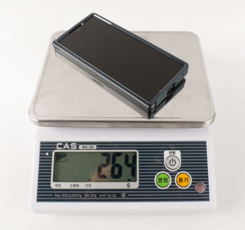 케이스까지 장착한 무게는 264g이다.