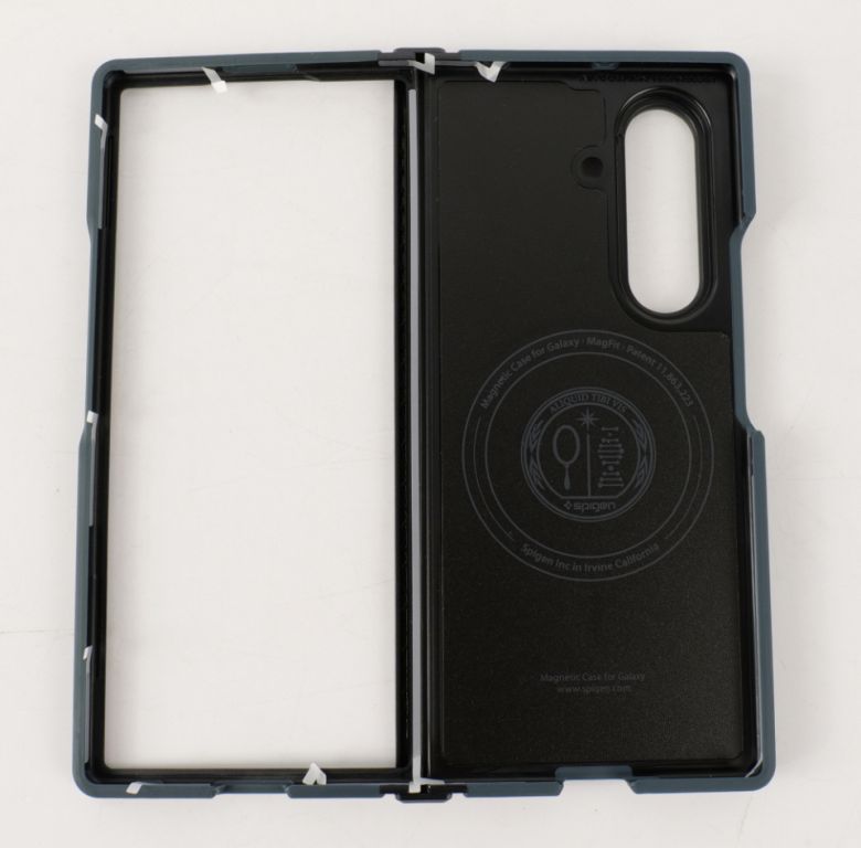 내부도 완벽하게 보호해주며, 맥세이프를 지원한다.