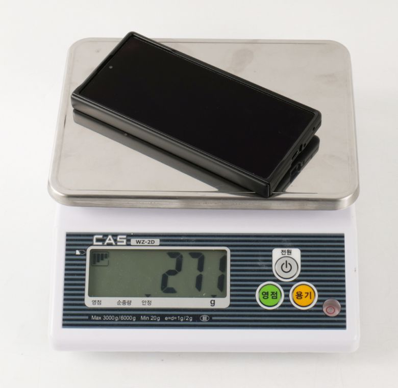 케이스와 커버 디스플레이 강화유리, 렌즈 보호 커버까지 모두 장착한 무게가 271g이다. 갤럭시 Z 폴드 3의 기본 무게와 똑같은 수준으로 매우 가볍다.