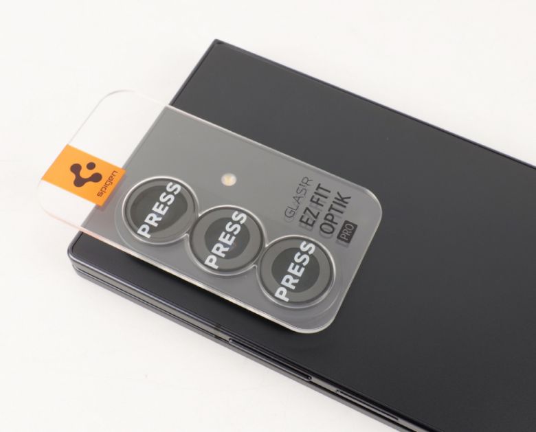 부착하는 방법도 쉽다. 렌즈 부분을 깨끗하게 닦은 후 가이드를 올려놓고 누르기만 하면 된다.