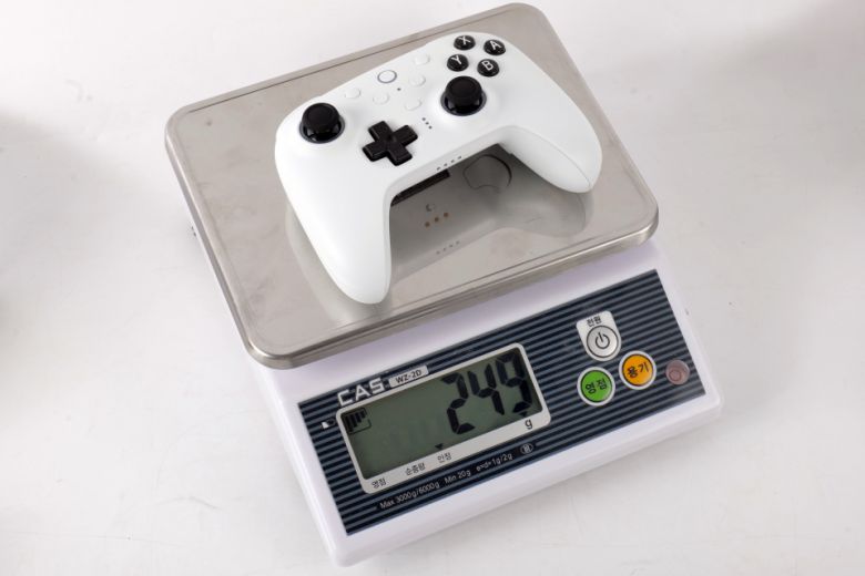 얼티밋 2 블루투스 게임패드의 실측 무게는 249g으로 확인됐다.