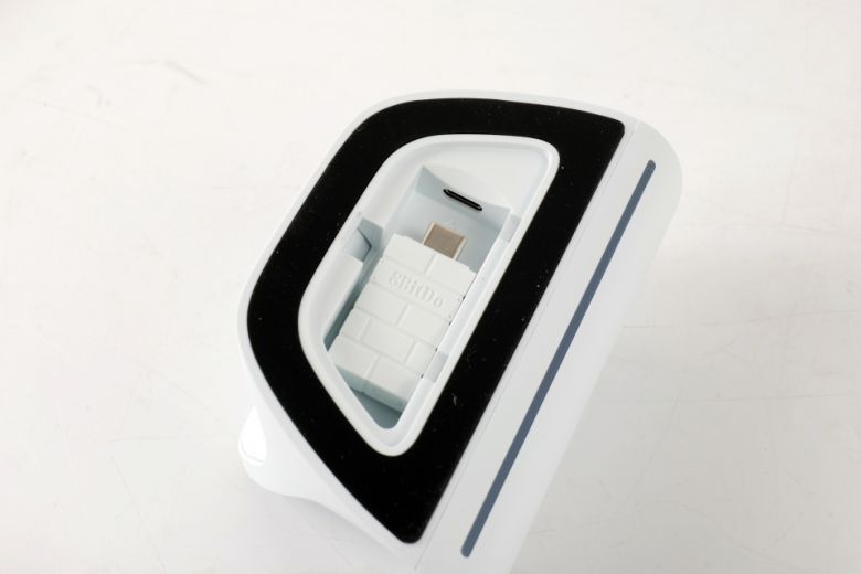 충전 독 하단에는 USB Type-C 방식의 2.4GHz 동글이 내장되어 있다.