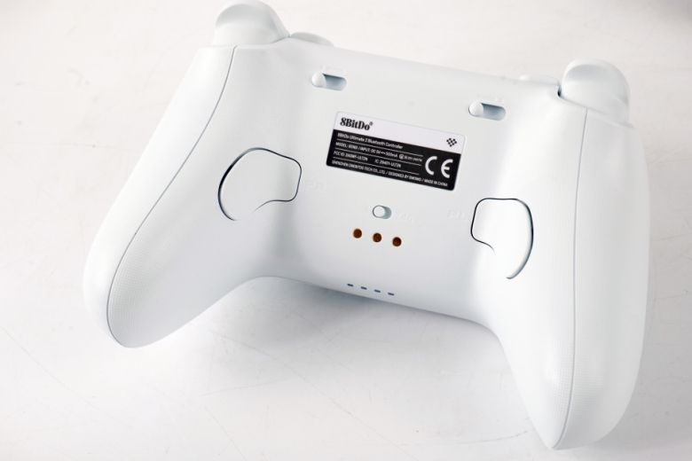 컨트롤러 후면에는 백 버튼이 있어 L3, R3와 같이 누르기 힘든 버튼을 할당하여 게임 플레이를 돕는다.