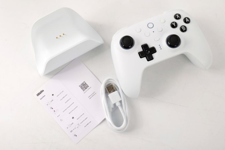 얼티밋 2 블루투스의 구성품은 게임패드 본체, USB Type-C to A 케이블, 충전 독, 매뉴얼이 제공된다.