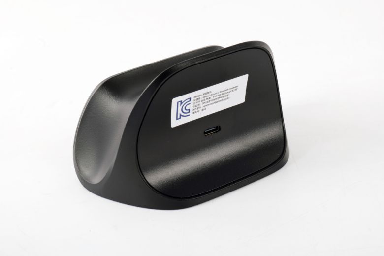 충전 독은 곡선형의 매끈한 디자인이 강조되었으며, USB Type-C 단자를 통해 닌텐도 스위치 2 및 PC와 연결된다.