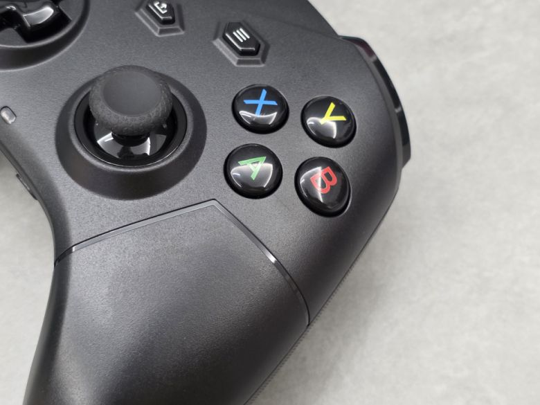 이 게임패드는 엑스박스 레이아웃이 적용된 제품이다.