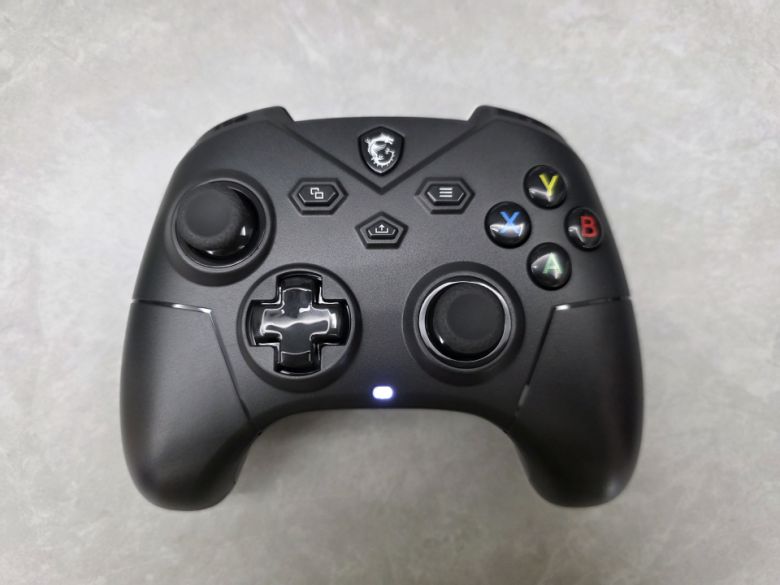게임패드의 디자인은 레트로한 분위기가 다소 강조된 느낌이다.