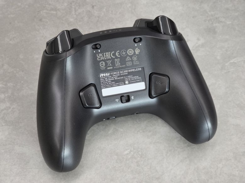 컨트롤러 하단에는 추가적인 백 버튼이 위치해 입력의 유연성을 향상시킨다.