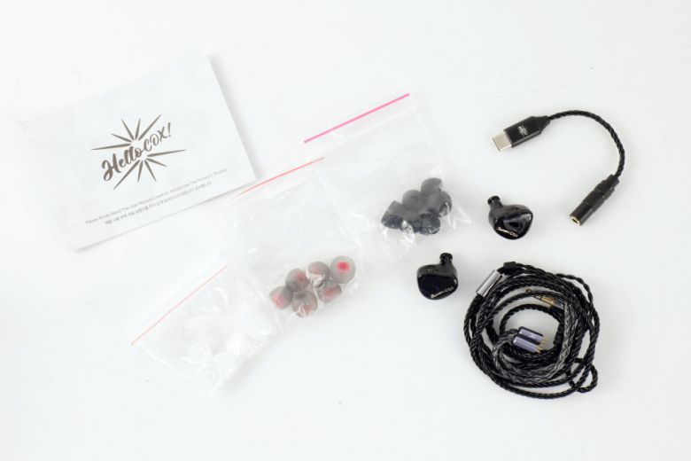 우선 제품을 개봉해보니 상당히 다채로운 구성품이 제공되는 점이 눈길을 사로잡는다.