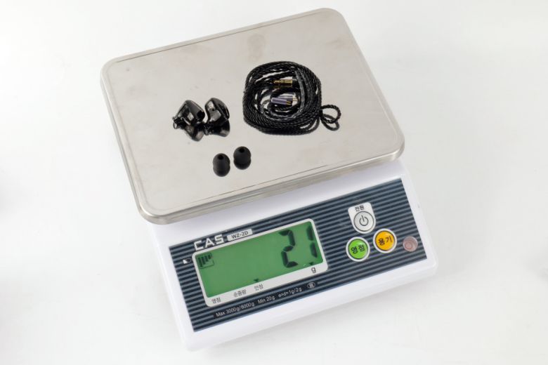 이어폰 본체, 케이블, 이어팁을 합친 실측 무게는 21g에 불과했다.