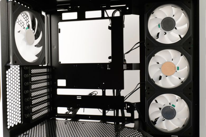 기본으로 측면에 120mm 쿨링팬 3개와 후면에 140mm 쿨링팬 1개가 장착됐다.