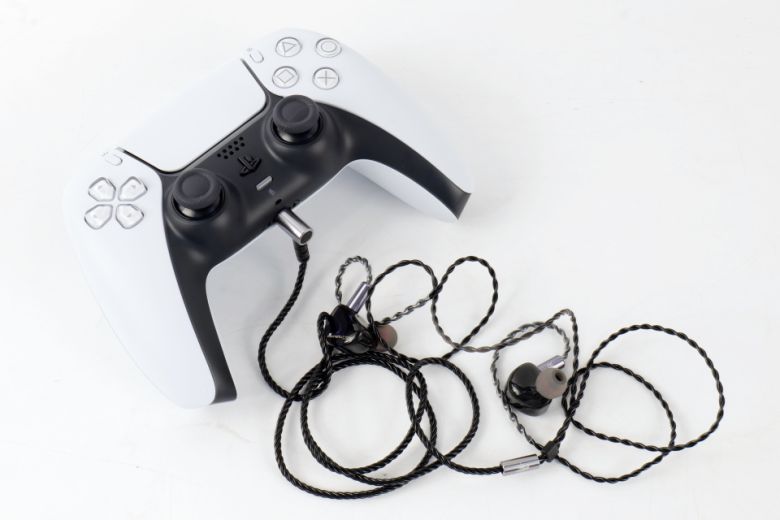 PS5 PRO와 함께 할 경우 듀얼센스 컨트롤러에 3.5mm 단자로 연결하여 간편하게 즐길 수 있다.