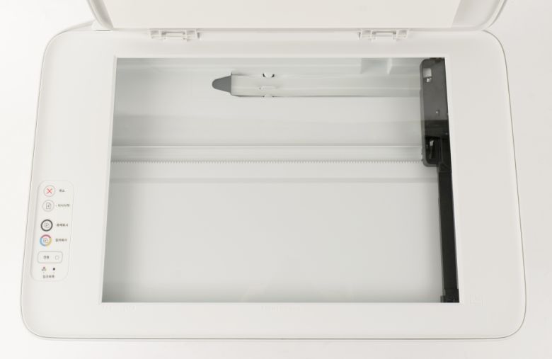 A4 용지 크기까지 올려둘 수 있는 스캔 대가 있다. 복사는 물론, 스캔 후 파일 저장도 가능하다.