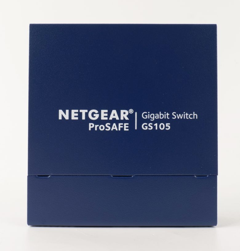 상판에는 넷기어 로고와 제품명이 새겨져 있다.