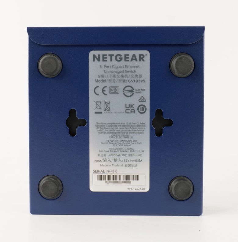 아랫부분에는 미끄럼 방지 고무 패킹과 벽에 걸 수 있는 마운트 홀이 있다.