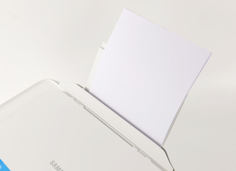 상판 뒷부분을 열면 용지 급지 대가 나온다. 최대 60매까지 거치하고 사용할 수 있다.