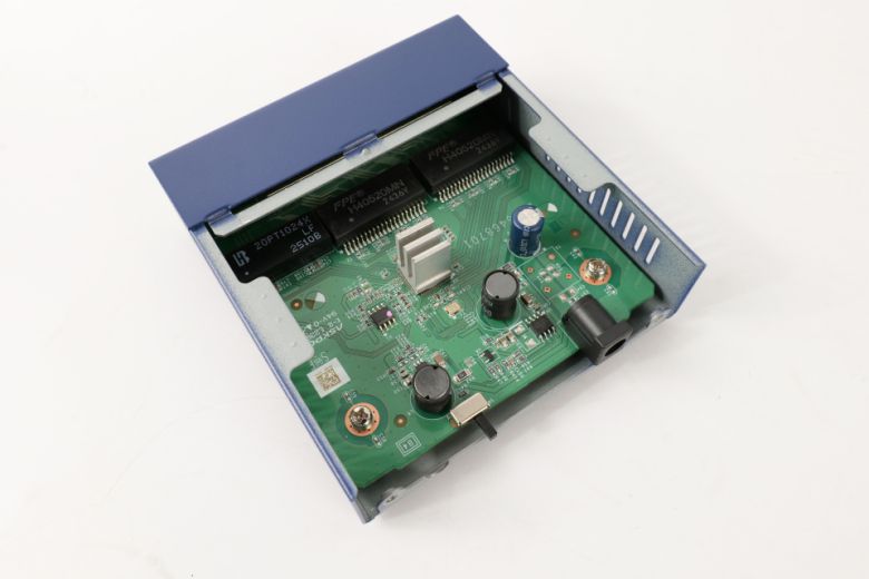 내부에 쿨링팬이 없는 팬리스 설계다.