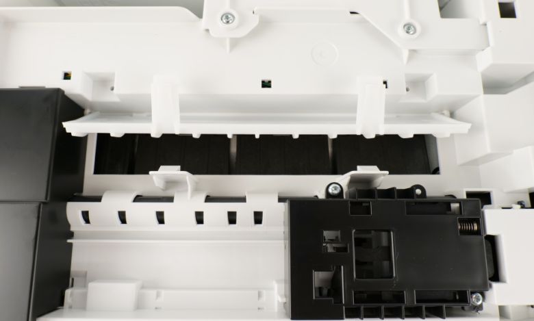 하단에는 용지가 걸렸을 때 빼낼 수 있는 슬롯이 있다.