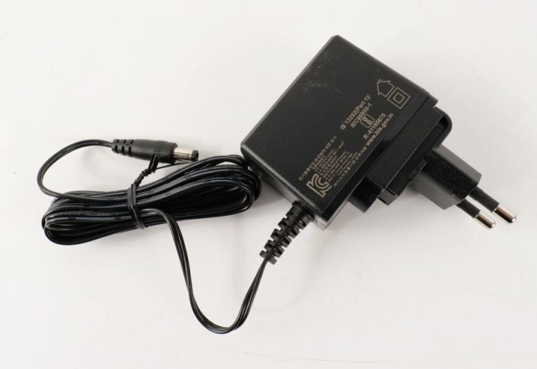 별도로 제공되는 어댑터를 통해 전력을 공급받는다.