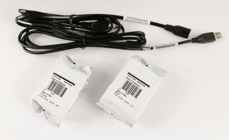 전원 케이블과 USB 케이블, 흑백 잉크 카트리지, 컬러 잉크 카트리지가 기본으로 제공된다.