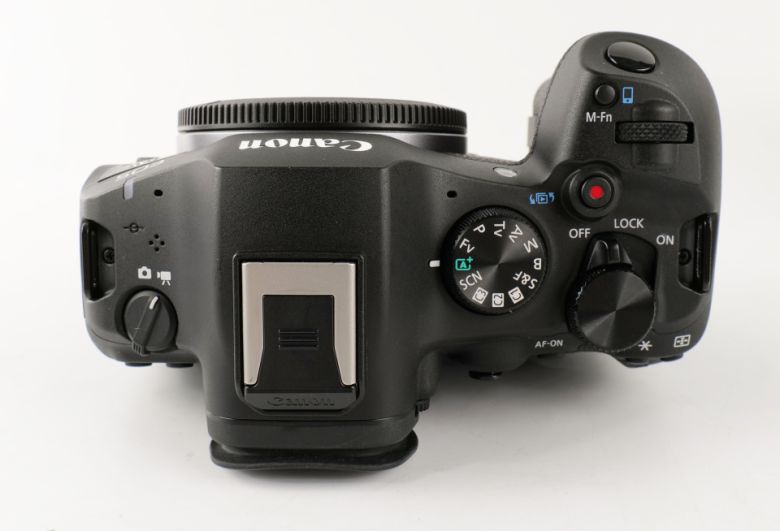 왼쪽에는 있는 스위치로 사진/영상 촬영 모드를 곧바로 변경할 수 있다. 오른쪽에 다양한 버튼이 모여있어 바디를 잡고 있으면서도 빠른 조작이 가능하다.