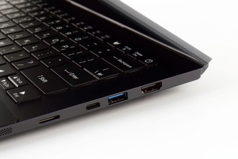 오른쪽에는 썬더볼트 4, HDMI 2.1, USB 3.2 Gen2 Type-A가 위치해 다양한 주변기기와 연결성을 확보했다.