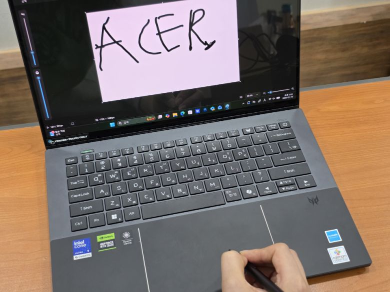 터치패드는 동봉된 스타일러스 팬에도 대응해 마치 작은 크기의 드로잉 태블릿이 더해진 것 같은 감각으로 작업할 수 있다.