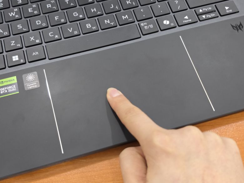 터치패드는 사용자의 손이 닿는 순간 화이트 LED가 점등됨과 동시에 작동한다.