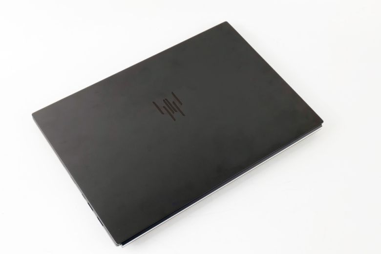 알루미늄을 정교하게 CNC 가공으로 다듬었으며, 힌지 쪽에 위치한 다이아커팅 역시 매력적이다.