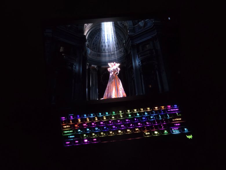 디스플레이는 2880x1800 해상도에 120Hz를 지원하는 OLED 패널이 탑재됐다.