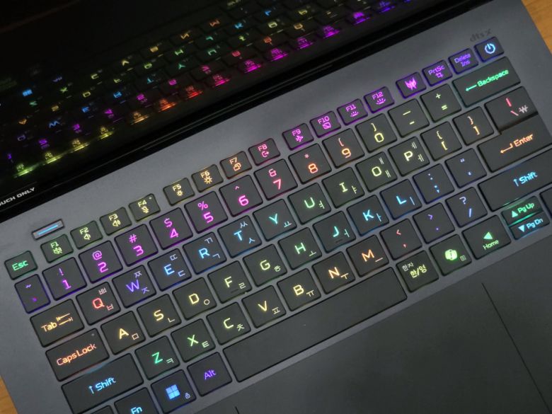 키보드에 탑재된 RGB LED는 구역별로 구성된 것이 아닌 ‘퍼 키 RGB LED’다.