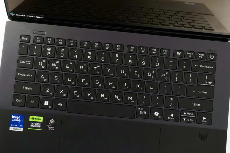 키보드는 쫀쫀한 타건감을 제공할 뿐만 아니라 실용적인 키 구성을 갖췄다.