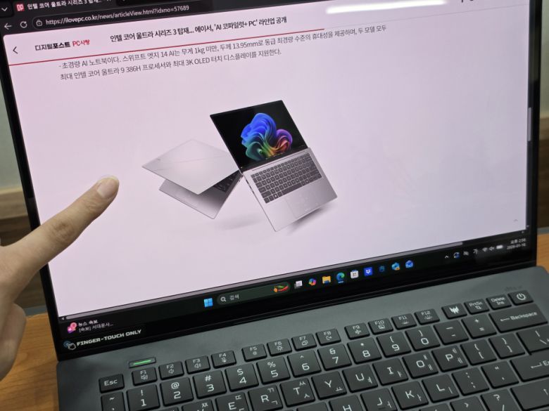 내장된 디스플레이는 터치 역시 지원하는 만큼 더욱 다채로운 조작이 가능해졌다.