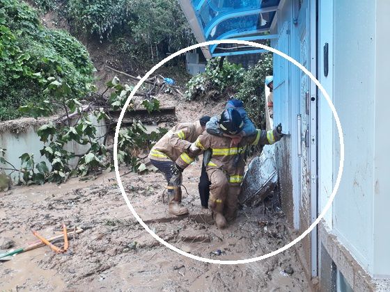 제10호 태풍 하이선이 지나간 부산 부산진구 한 산사태 현장에서 119 구조대원이 주택에 갇힌 남성을 구조하고 있다. [출처-연합뉴스]