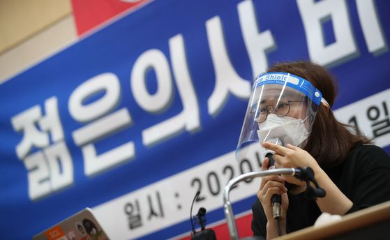 박지현 대한전공의협의회 비대위원장이 1일 오전 서울 영등포구 서울특별시의사회에서 열린 젊은의사 비상대책위원회 출범식에서 취재진의 질문에 답하고 있다. [출처-연합뉴스]