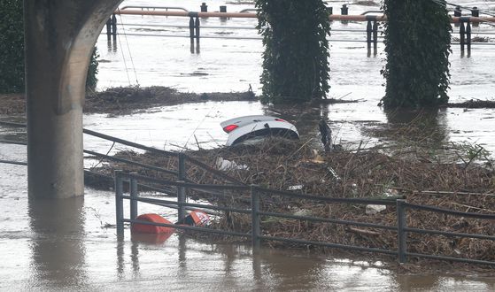 7일 제10호 태풍 '하이선'의 영향으로 내린 많은 비로 울산 태화강이 범람, 강변 주차장에 주차된 차량 1대가 물에 잠겨 있다. [출처-연합뉴스]