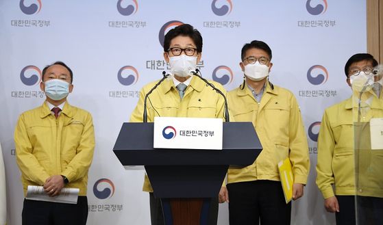 조명래 환경부 장관이 2일 정부서울청사 브리핑실에서 관계부처와 합동으로 '미세먼지 계절관리제 2차 시행계획'을 발표하고 있다. [출처-연합뉴스]