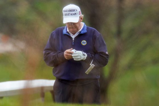 지난 15일 도널드 트럼프 미국 대통령이 미국 버지니아주 스털링의 트럼프 내셔널 골프클럽에서 골프를 치는 모습.