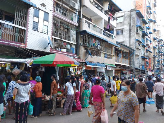 현지시간 1일 비상사태 직후, 일부 시장과 마트에선 사재기 현상이 벌어졌다. 양곤 미니공 재래시장에 몰려든 주민들 (사진=이병수 재미얀마 한인회장 제공)
