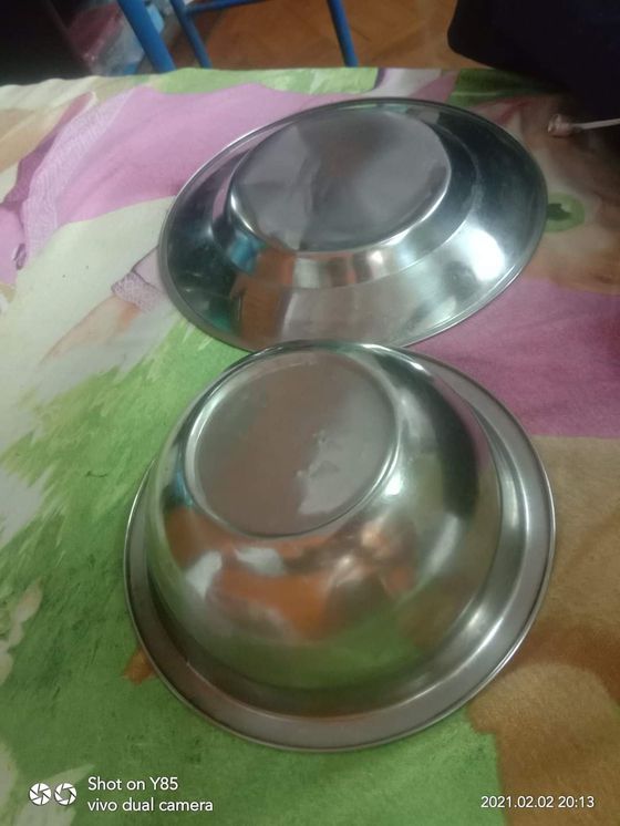 현지시간 2일 오후 8시쯤 미얀마 양곤 주택가에서 주민들이 ″군부 독재를 원치 않는다″며 냄비, 대야, 막대기를 마구 두드리고 있다. 시위에 쓴 것이라며 주민이 소셜미디어에 올린 냄비 (사진=이병수 재미얀마 한인회장 제공)