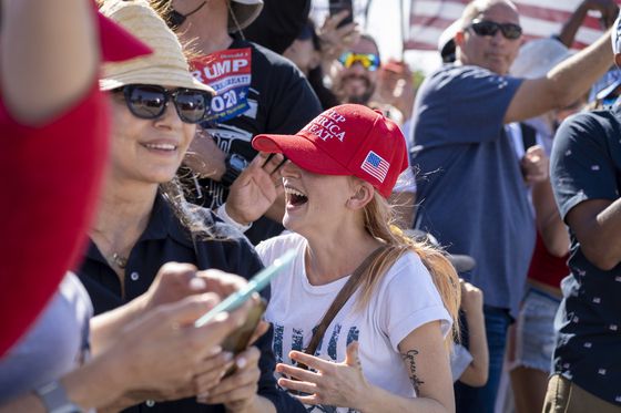 지난 15일 미국 플로리다주 웨스트팜비치에서 도널드 트럼프 전 대통령이 탄 차량이 지나가자 지지자들이 환호하고 있다. 〈사진=AP 연합뉴스〉
