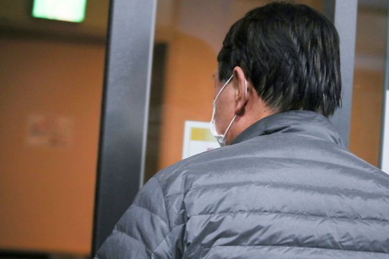 윤석열 전 검찰총장이 지난 7일 부인 김건희 씨가 운영하는 전시기획사 코바나컨텐츠에서 나와 엘리베이터로 향하고 있다. 〈사진=연합뉴스〉