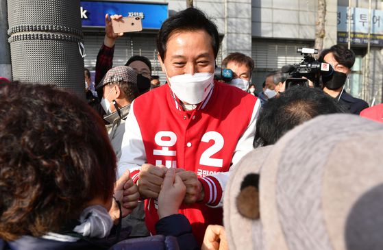 6일 오전 서울 자양사거리에서 시민들과 인사하고 있는 오세훈 국민의힘 서울시장 후보. 〈사진=연합뉴스〉