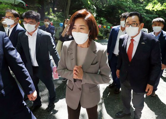 19일 대구 동구 동화사에서 열린 부처님오신날 법요식에서 국민의힘 나경원 전 의원이 참석해 시민들과 인사를 하고 있다. 〈사진=연합뉴스〉