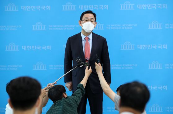 주호영 의원이 19일 오후 국회 소통관에서 기자회견을 마친 뒤 취재진 질문에 답하고 있다. 〈사진=연합뉴스〉