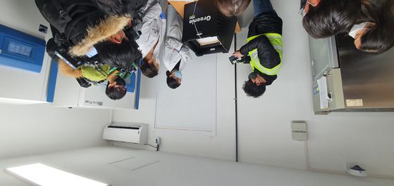 지난 2월 백신 유통 모의훈련, 국립중앙의료원에서 배송된 화이자 백신 박스를 검수하고 있다.