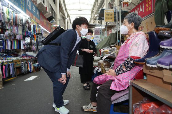 이준석 전 최고위원이 24일 오전 대구 중구 서문시장을 찾아 상인과 인사를 하고 있다. 〈사진=연합뉴스〉