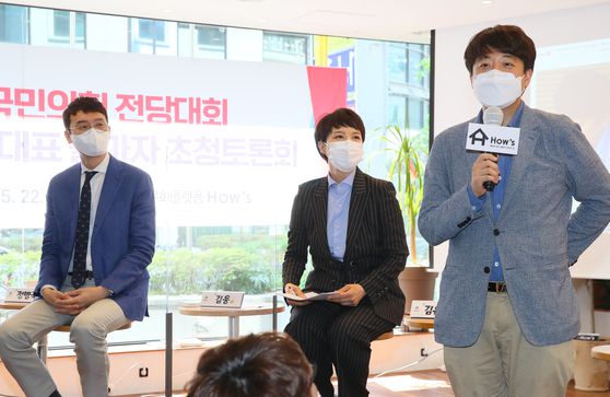 이준석 전 최고위원이 22일 서울 여의도 정치카페 '하우스'에서 열린 신인 당대표 출마자 초청 토론회에서 자기소개를 하고 있다. 오른쪽 부터 이준석 전 최고위원, 김은혜, 김웅 의원. 〈사진=연합뉴스〉