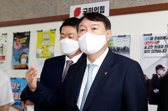 국민의힘 윤석열 대선 예비후보가 2일 오전 서울 여의도 국회에서 이준석 당 대표와 김기현 원내대표 및 최고위원들을 예방한 뒤 취재진의 질문에 답하고 있다. 〈사진=연합뉴스〉